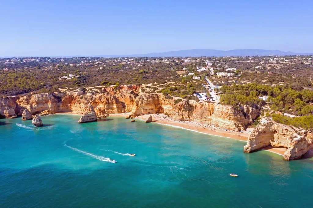 Vue aérienne de Praia da Marinha dans l'Algarve au Portugal