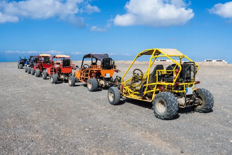 Les buggys de plage en tournée lors d'une excursion sur l'île des Canaries Fuert