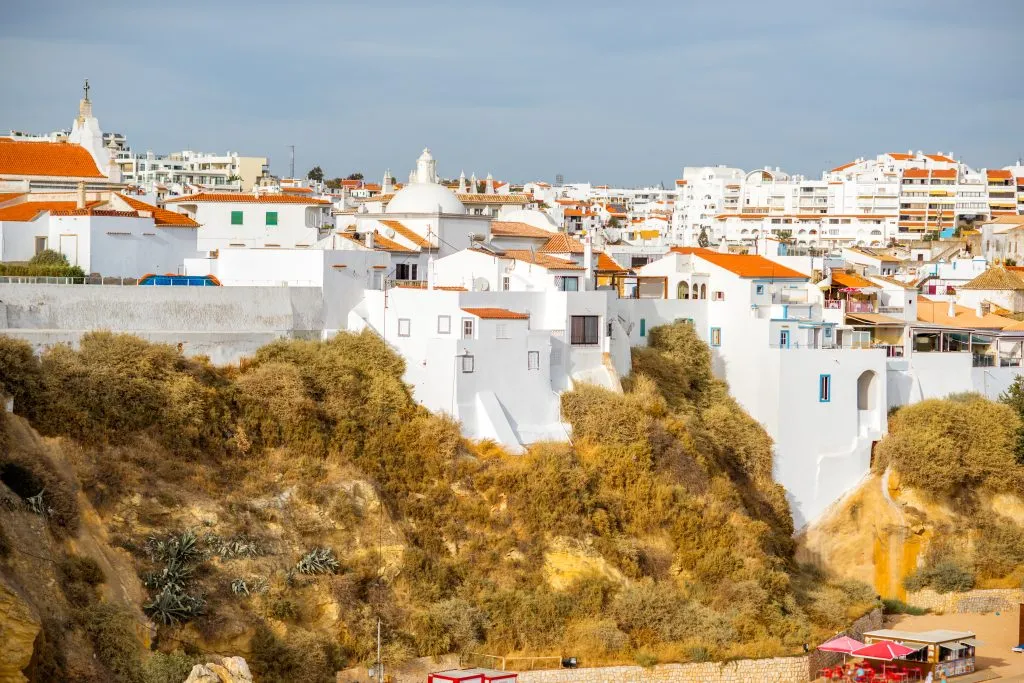 Stadtbild mit Blick auf die Altstadt mit schönen weißen Häusern auf den Felsen in Albufeira im Süden Portugals
