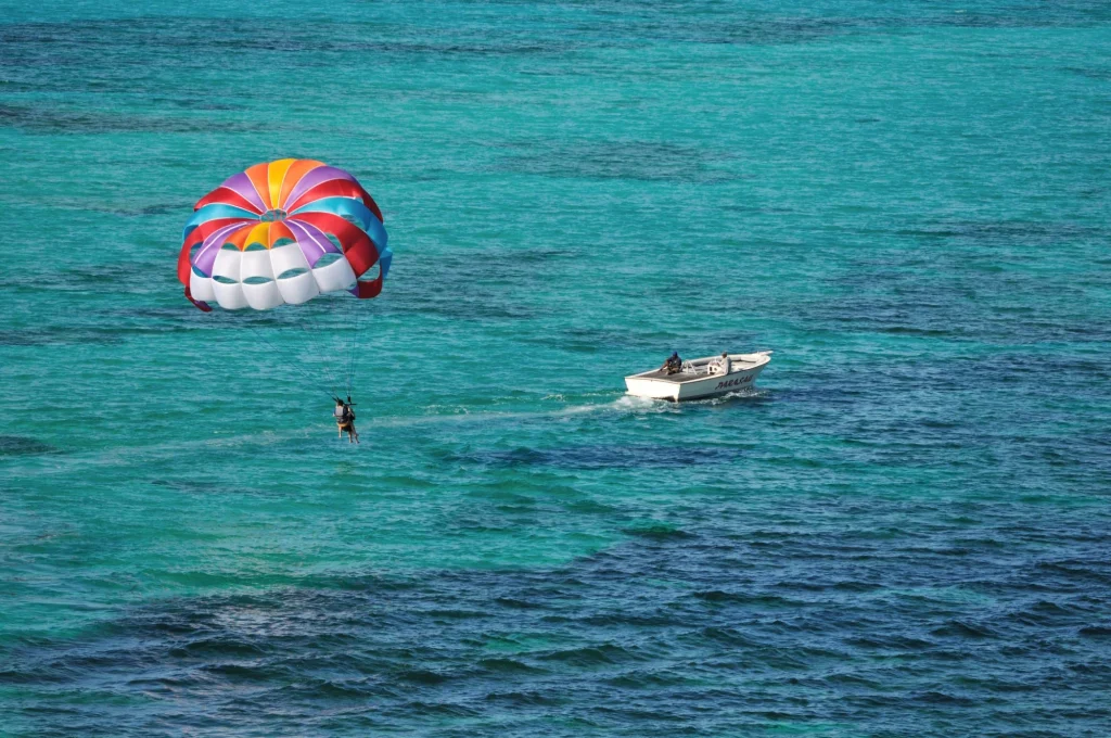 parasailing sobre o oceano das Caraíbas