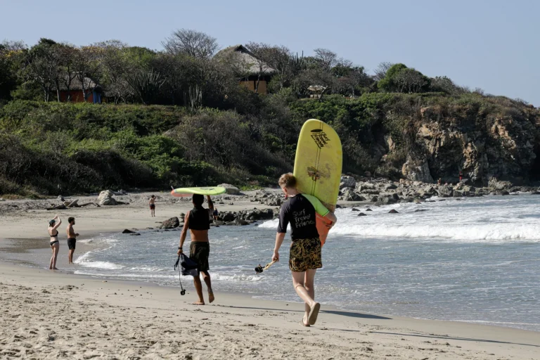 La Punta, Puerto Escondido, Oaxaca Messico. 12 gennaio 2023. Lezioni di surf per turisti sulle spiagge di La Punta, Puerto Escondido Oaxaca.