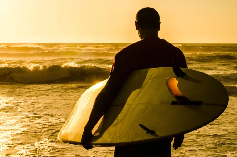 Un surfista osserva le onde