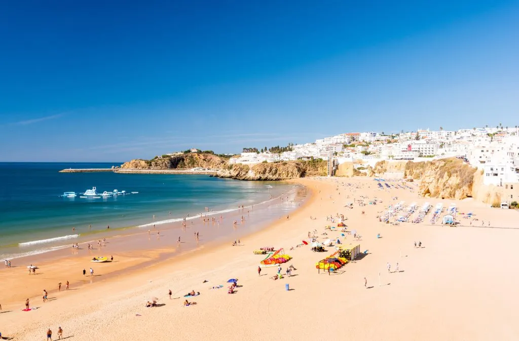 Blick auf den berühmten Ferienort Albufeira an der Algarve, Südportugal